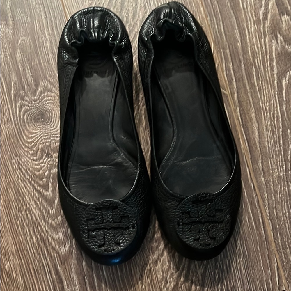 Tory Burch Reva Black Flats with pebbled Finish and Logo Detail